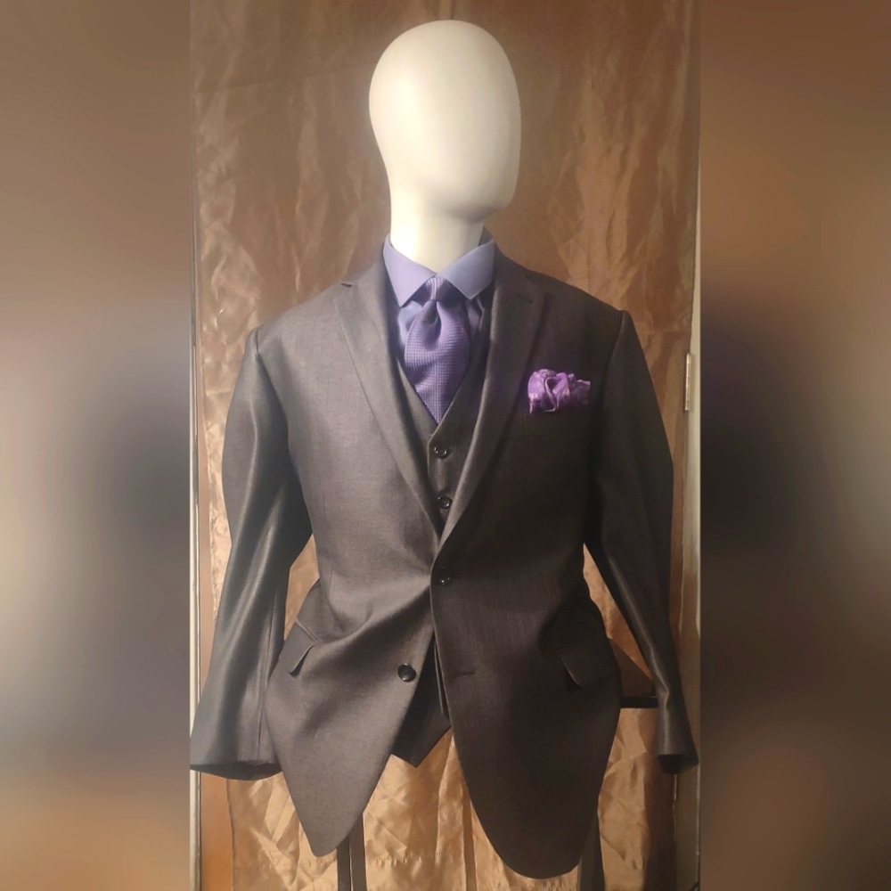 Tazio men's heather brown vested suit. Size 46r never worn.
